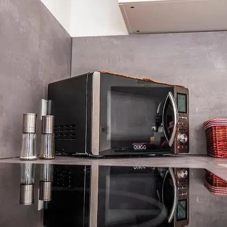 Moderne 2 Raum - Arbeitsplatz - Smarttv - Zentral - Ruhiges Dachgeschoss