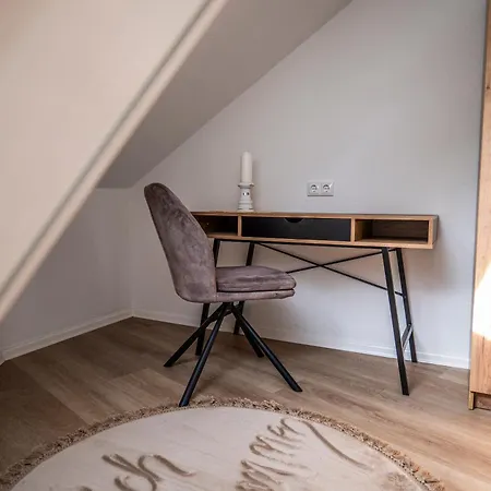 Moderne 2 Raum - Arbeitsplatz - Smarttv - Zentral - Ruhiges Dachgeschoss Appartement *