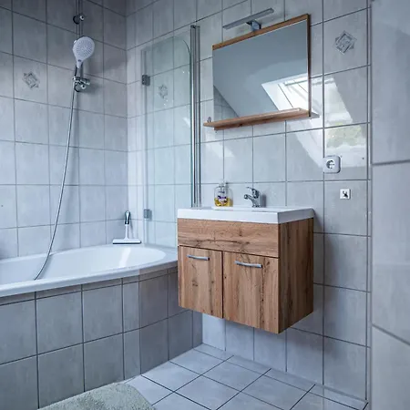 Appartement Moderne 2 Raum - Arbeitsplatz - Smarttv - Zentral - Ruhiges Dachgeschoss *