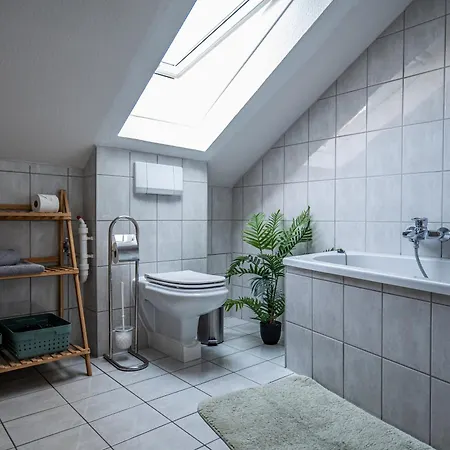 Apartment Moderne 2 Raum - Arbeitsplatz - Smarttv - Zentral - Ruhiges Dachgeschoss Erfurt