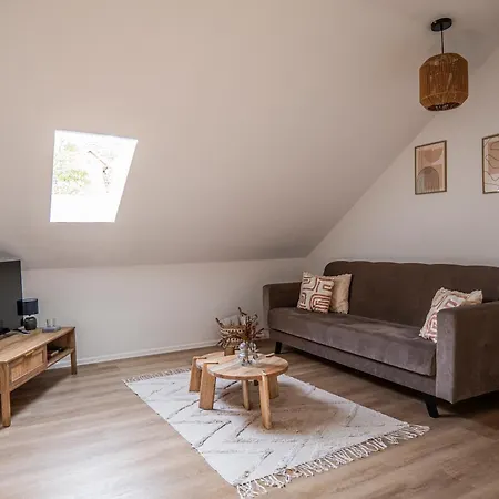 Moderne 2 Raum - Arbeitsplatz - Smarttv - Zentral - Ruhiges Dachgeschoss *