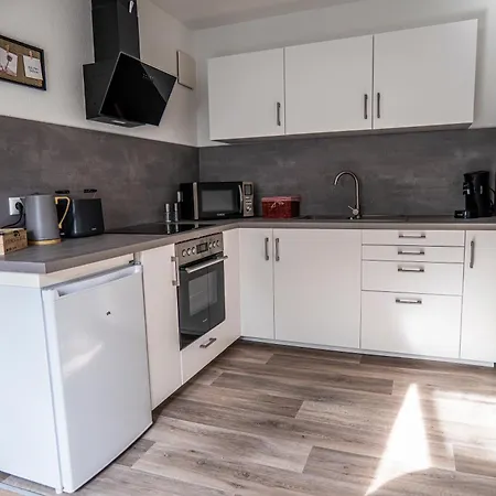 Moderne 2 Raum - Arbeitsplatz - Smarttv - Zentral - Ruhiges Dachgeschoss Erfurt