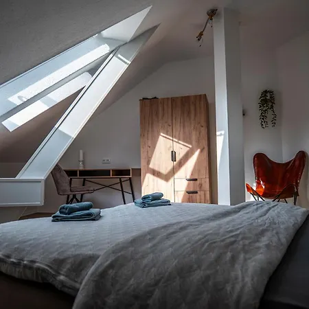 Moderne 2 Raum - Arbeitsplatz - Smarttv - Zentral - Ruhiges Dachgeschoss