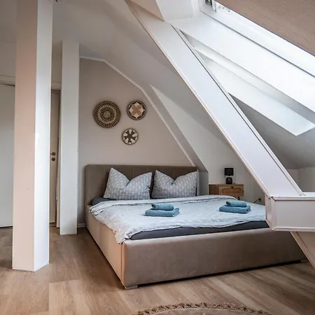 Moderne 2 Raum - Arbeitsplatz - Smarttv - Zentral - Ruhiges Dachgeschoss Appartement