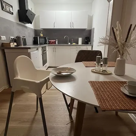 Moderne 2 Raum - Arbeitsplatz - Smarttv - Zentral - Ruhiges Dachgeschoss *