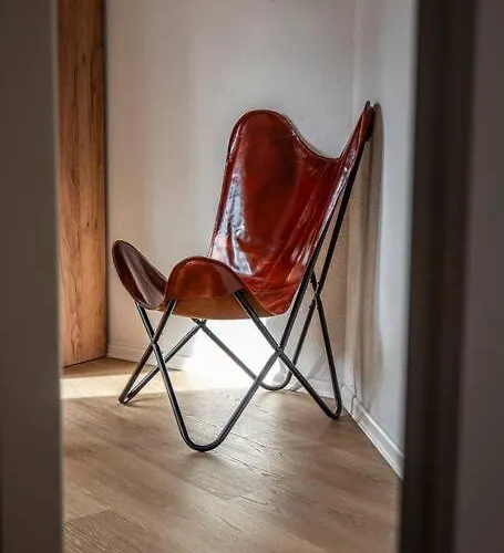 Moderne 2 Raum - Arbeitsplatz - Smarttv - Zentral - Ruhiges Dachgeschoss *