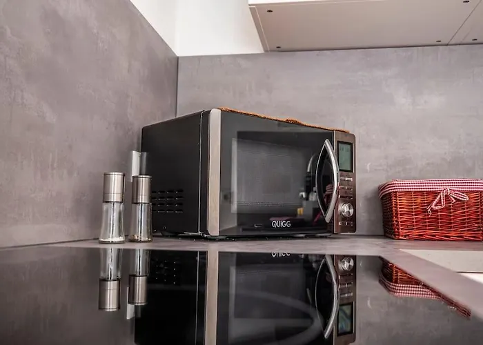 Moderne 2 Raum - Arbeitsplatz - Smarttv - Zentral - Ruhiges Dachgeschoss