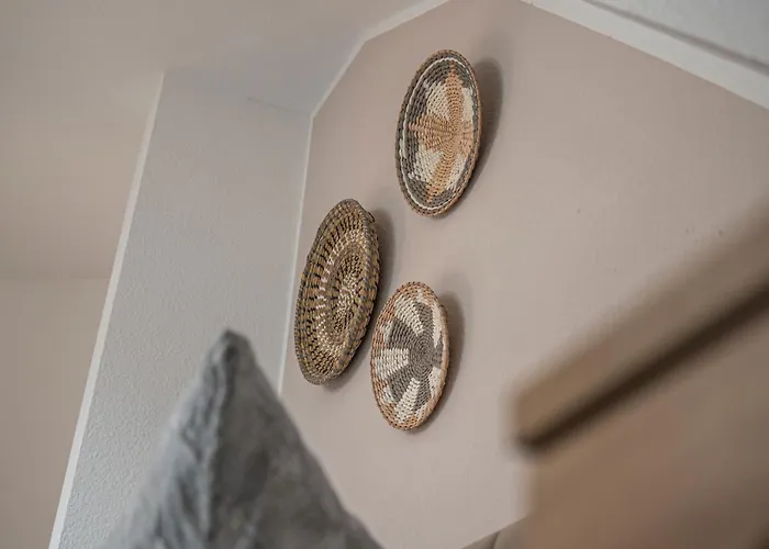 Moderne 2 Raum - Arbeitsplatz - Smarttv - Zentral - Ruhiges Dachgeschoss