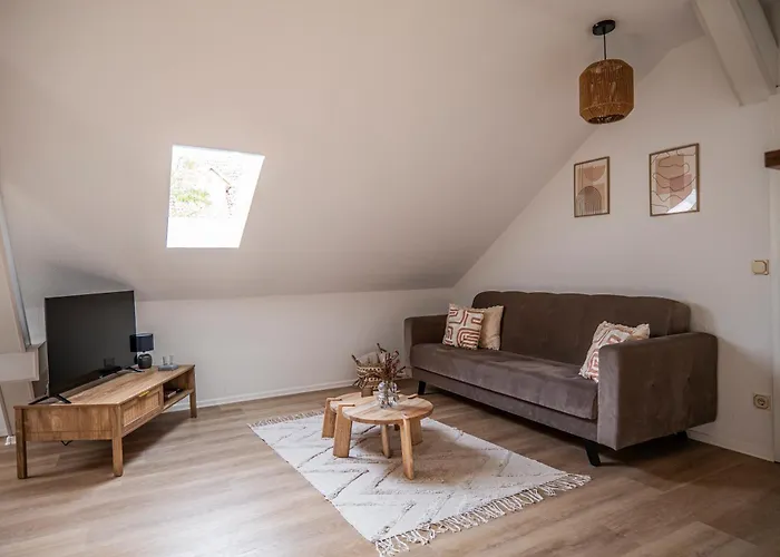 Moderne 2 Raum - Arbeitsplatz - Smarttv - Zentral - Ruhiges Dachgeschoss *