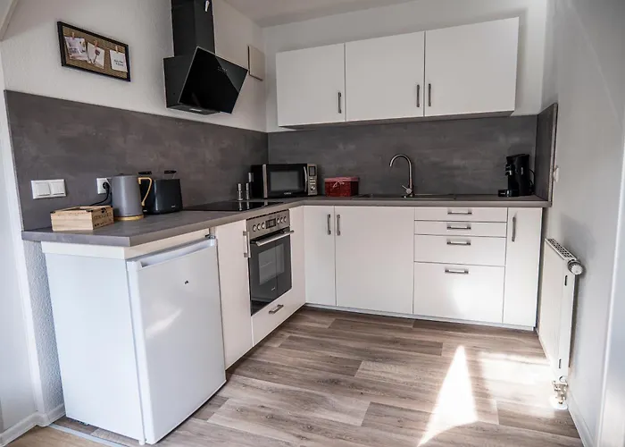 Moderne 2 Raum - Arbeitsplatz - Smarttv - Zentral - Ruhiges Dachgeschoss Erfurt