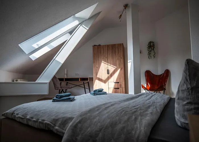 Moderne 2 Raum - Arbeitsplatz - Smarttv - Zentral - Ruhiges Dachgeschoss