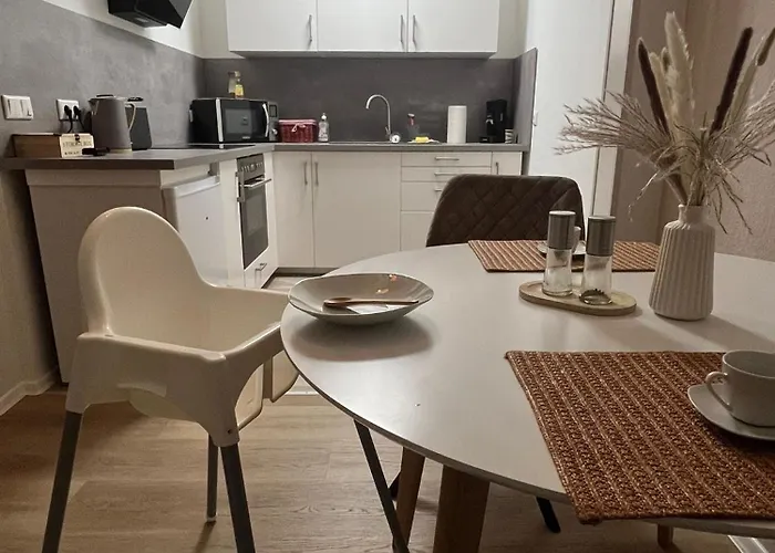 Moderne 2 Raum - Arbeitsplatz - Smarttv - Zentral - Ruhiges Dachgeschoss *